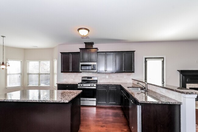 Building Photo - Wonderful 5 Bedroom Home!!