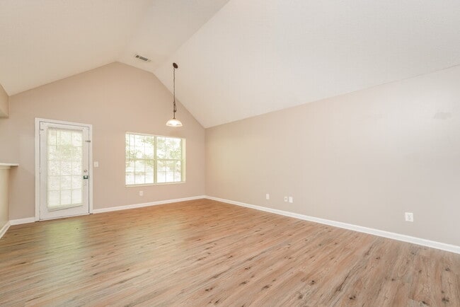 Building Photo - 804 Hillandale Ln
