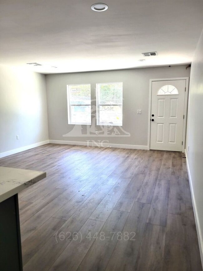 Building Photo - Modern 3 Bedroom Back House
