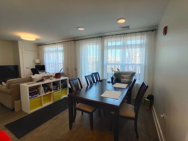 Building Photo - Charming 2 Bedroom