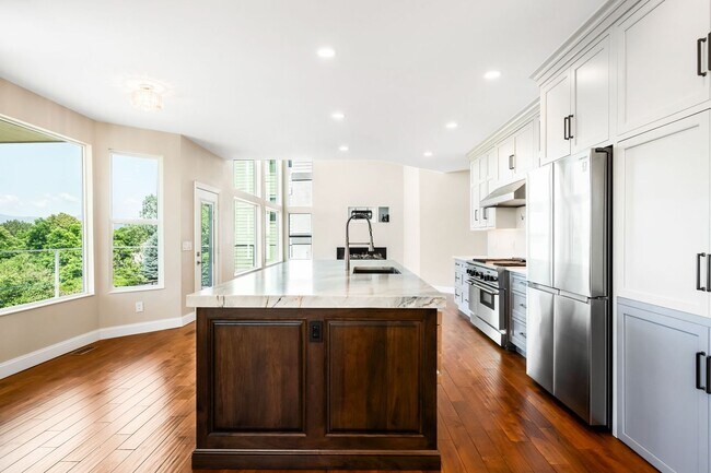 Building Photo - Luxury 6BD, 5BA Recently Remodeled Littlet...