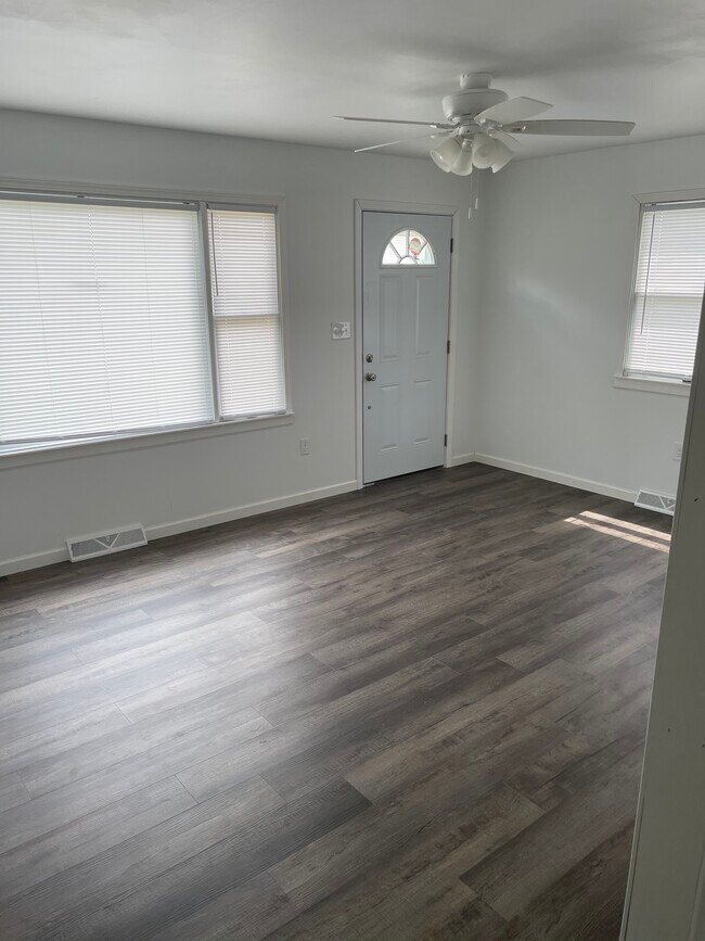 Living room - 220 W 10th Ave