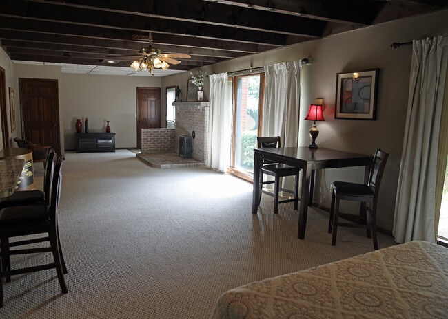 Foto del edificio - 8267 Riverside Dr
