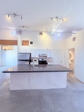 Building Photo - 421 E Lester St