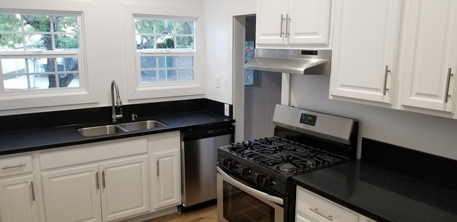 Kitchen - 9981 Robbins Dr