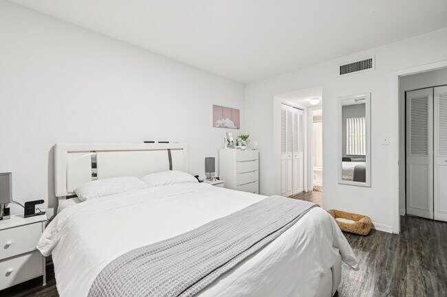 Building Photo - Luna At Hollywood