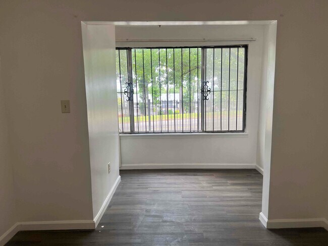 Building Photo - 402 Skyview Dr