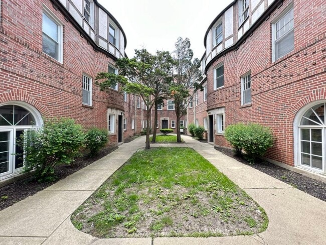 Building Photo - 918 Green Bay