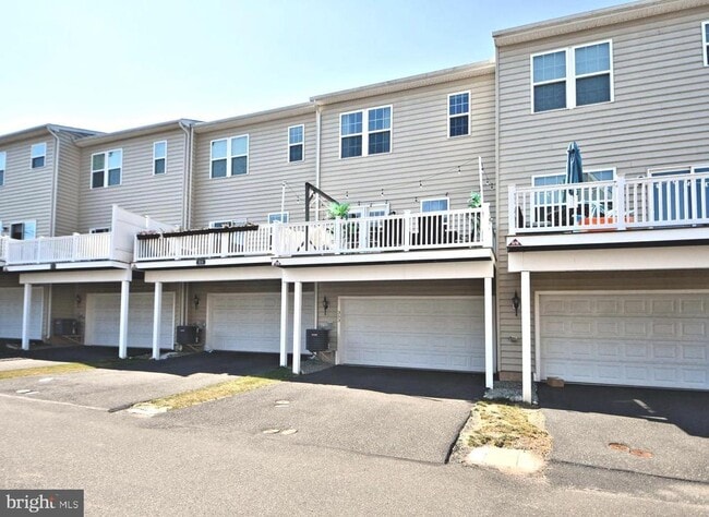 Building Photo - 353 E Hancock St