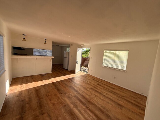 Foto del edificio - 2 bed, 1 bath home on 13,064 sq ft lot!