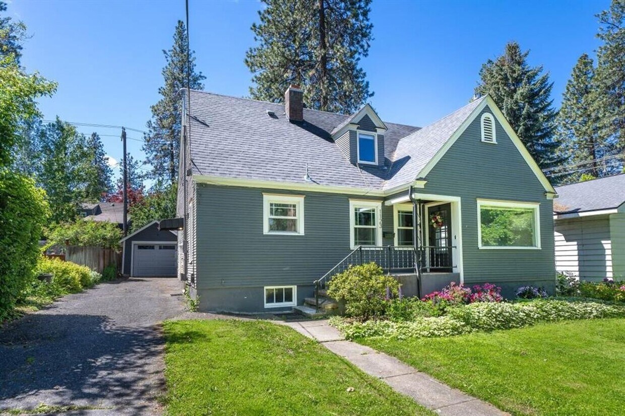 Foto principal - South Hill 1 1/2 Story 4 Bedroom 3 Bath Home