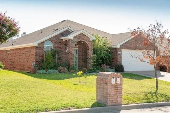 Photo - 1716 Country Crest Ln House