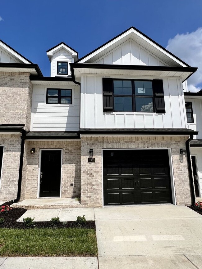 Building Photo - TOWNHOME ON WEST SIDE NEAR FIVE OAKS GOLF ...
