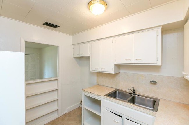 Building Photo - 1038 Woodlawn Dr