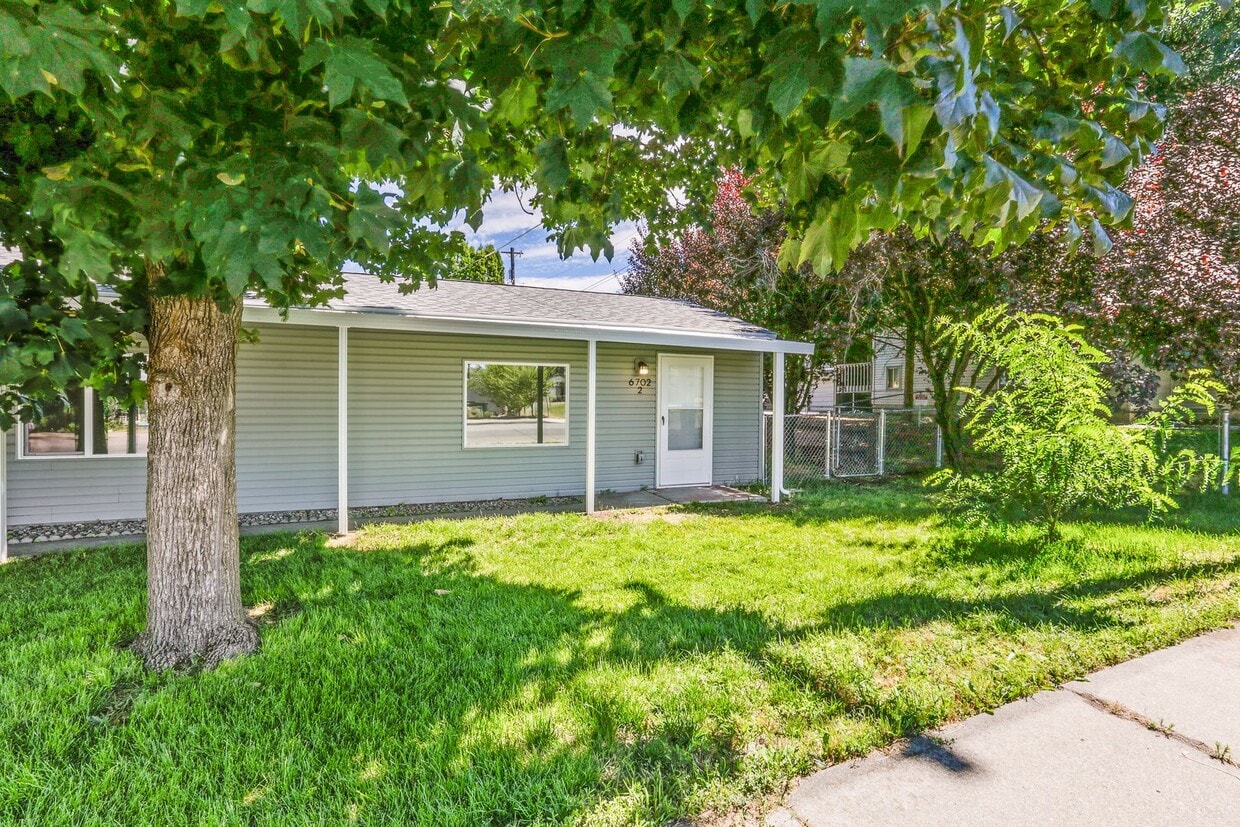 Primary Photo - 6702 E 3rd Ave