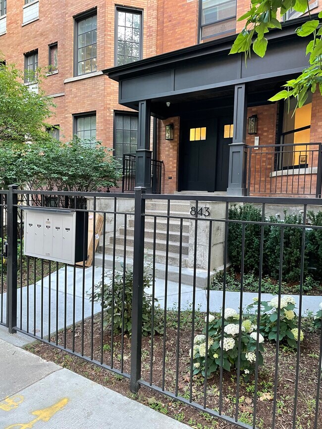 Foto del edificio - 843 W Wellington Ave