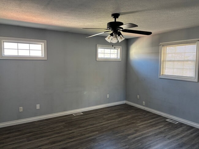 Building Photo - New Phila 3bed Ranch w/ Garage & Full Base...