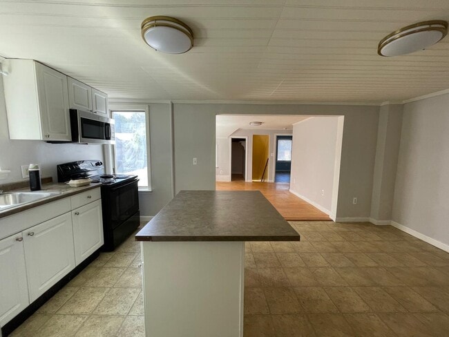 Building Photo - 71 Hickok St