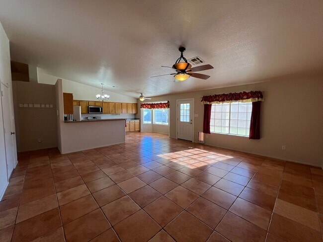 Foto del edificio - 4 BEDROOM HOME WITH SOLAR!