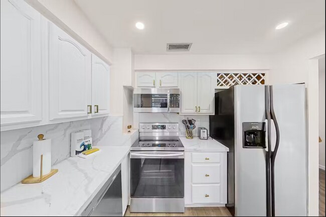 Building Photo - 4502 Parrot Ave