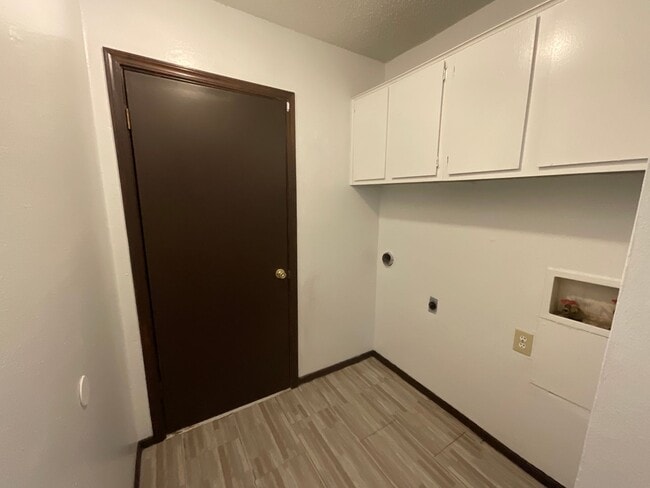 Foto del edificio - 3 bed, 2 bath, 1 car garage Duplex