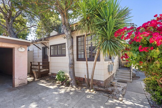 Building Photo - 2138 Clinton Ave #A - 1 bedroom | 1 bath