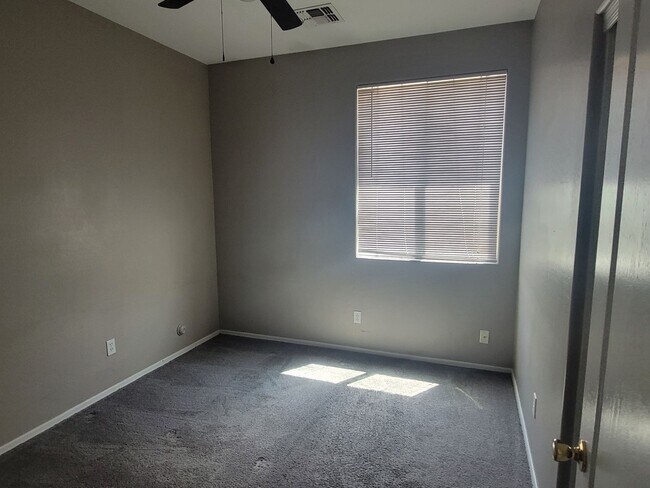 Building Photo - beautiful home 3b 2 bath home with den