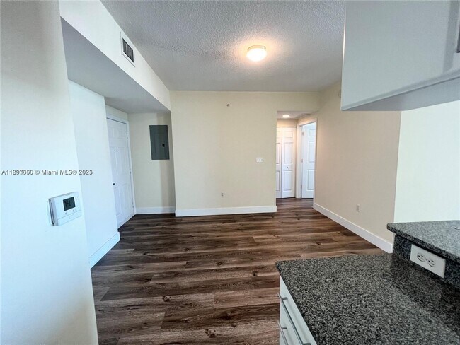 Foto del edificio - 275 NE 18th St