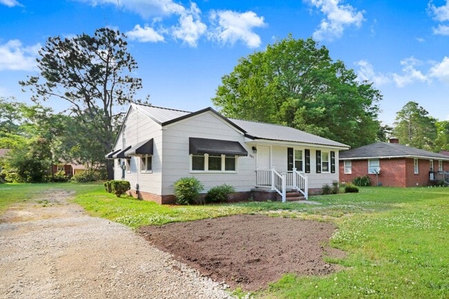 Building Photo - CHARMING & UPDATED 3 BR, 2 BA HOME IN GOLD...
