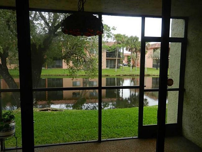 Foto del edificio - 305 Lakeview Dr