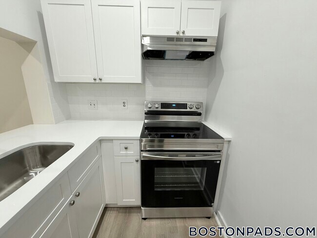 Building Photo - 452 Park Dr