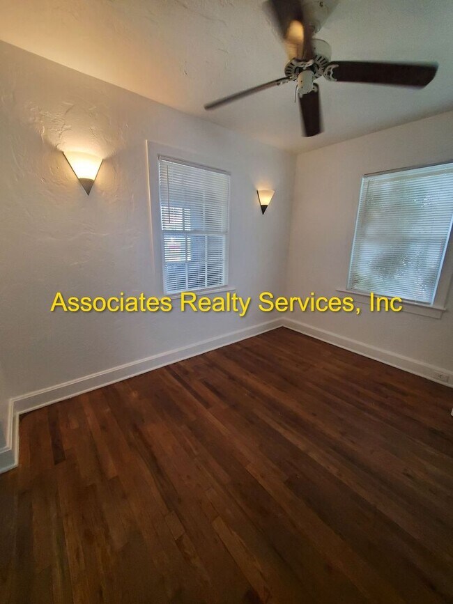 Foto del edificio - Newly listed!   Must see!  AVAILABLE NOW!