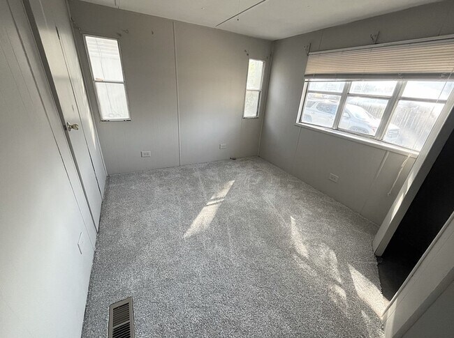 Foto del edificio - 1360 E Commercial St