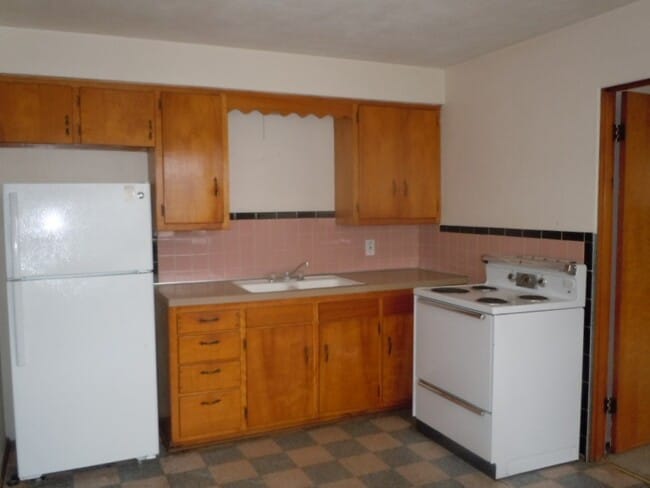 Building Photo - 404 S Combs Ave
