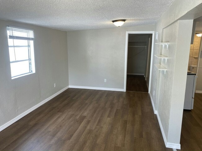 Building Photo - 1250 Lakeview Dr