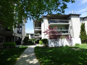 Building Photo - 5756 S Waterbury Way
