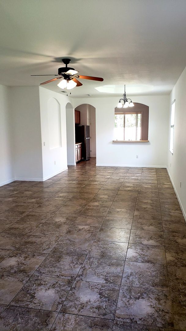 Building Photo - 3 bed 2 bath home Move in Special