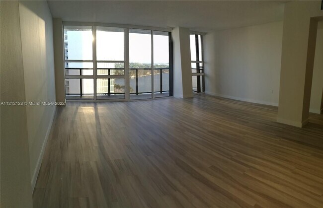 Foto del edificio - 600 NE 36th St