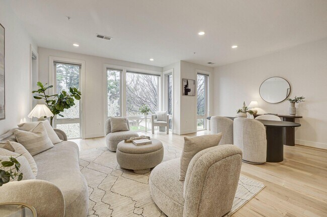 Foto del edificio - 4335 Harrison St NW