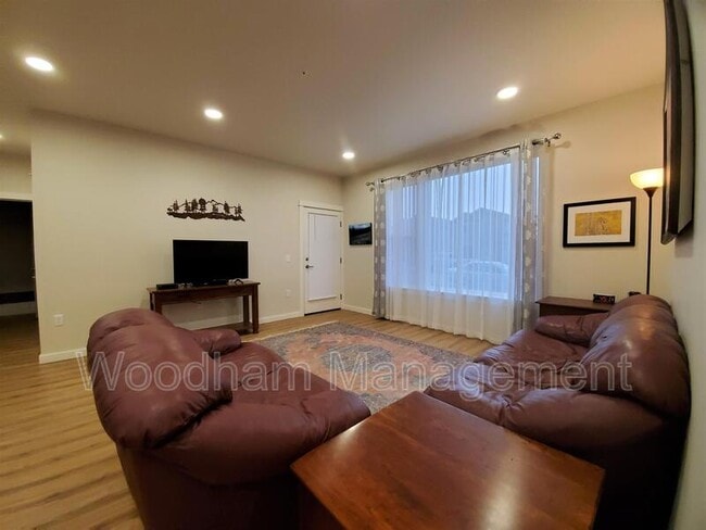Foto del edificio - 2222B Willow Dr