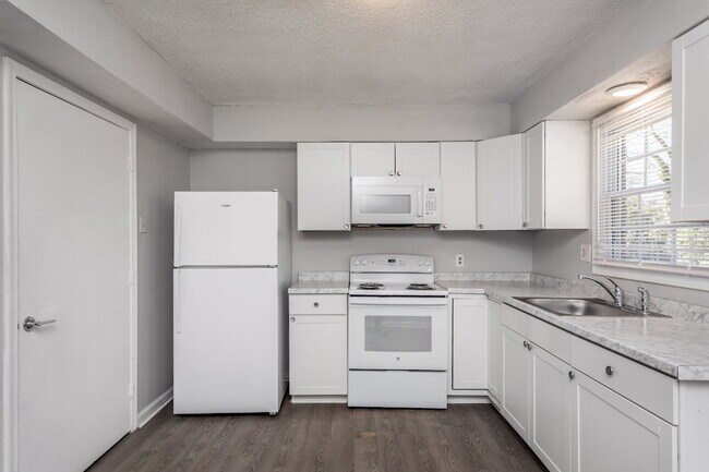 Foto del edificio - 2 Bed/1bath Townhome blocks from Downtown Raleigh with off street parking