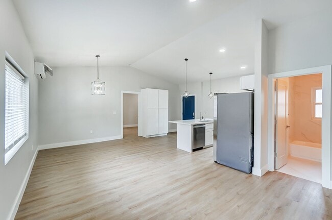 Foto del edificio - 3719-3721 Kirkup Ave