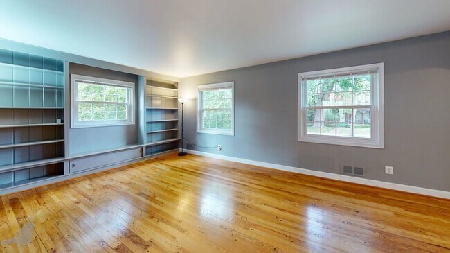 Foto del edificio - Charming & Elegant Three Bedroom Home! Par...