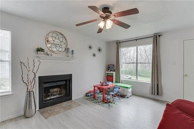 Building Photo - 6900 Hyland Cir
