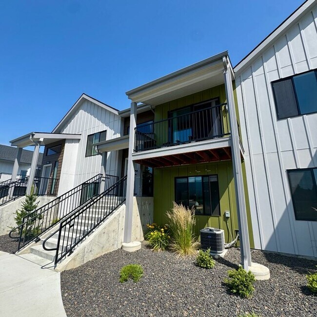 Foto del edificio - Cute, modern 2 bed 2.5 bath condo for rent!