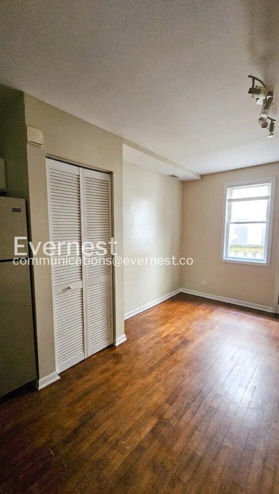 Building Photo - 3240 N Clark St