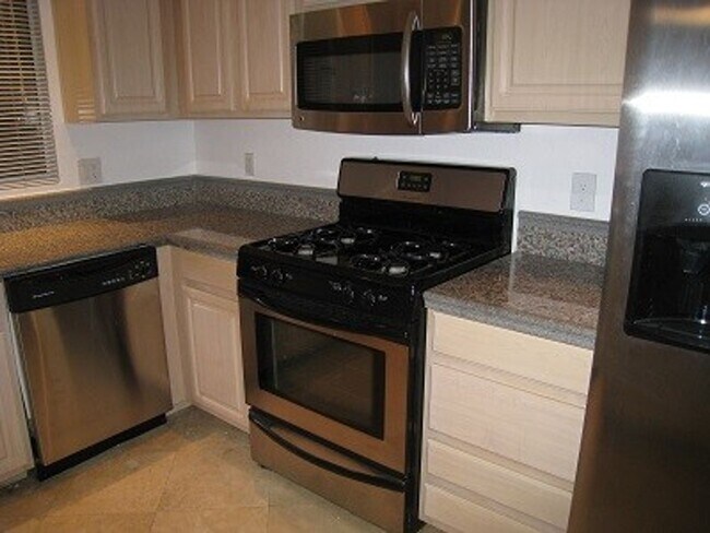 Foto del edificio - UPSTAIRS CONDO! 2 BEDROOMS 2 BATHROOMS WIT...