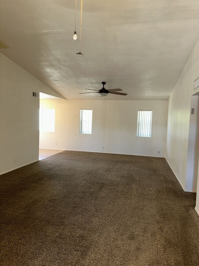 Building Photo - Pending! Unfurnished Full Time