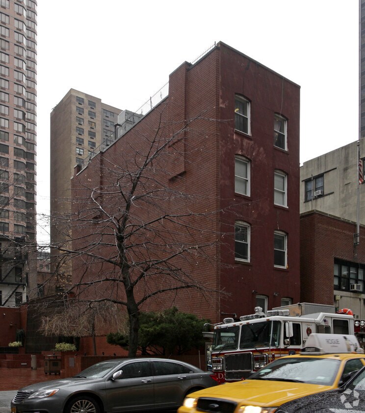 Primary Photo - 242 E 40th St