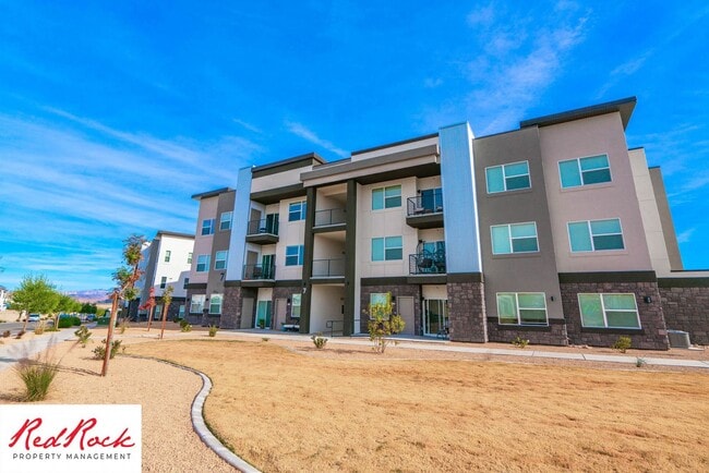 Foto del edificio - Spacious 3 Bedroom Unit in Desert Color Wi...